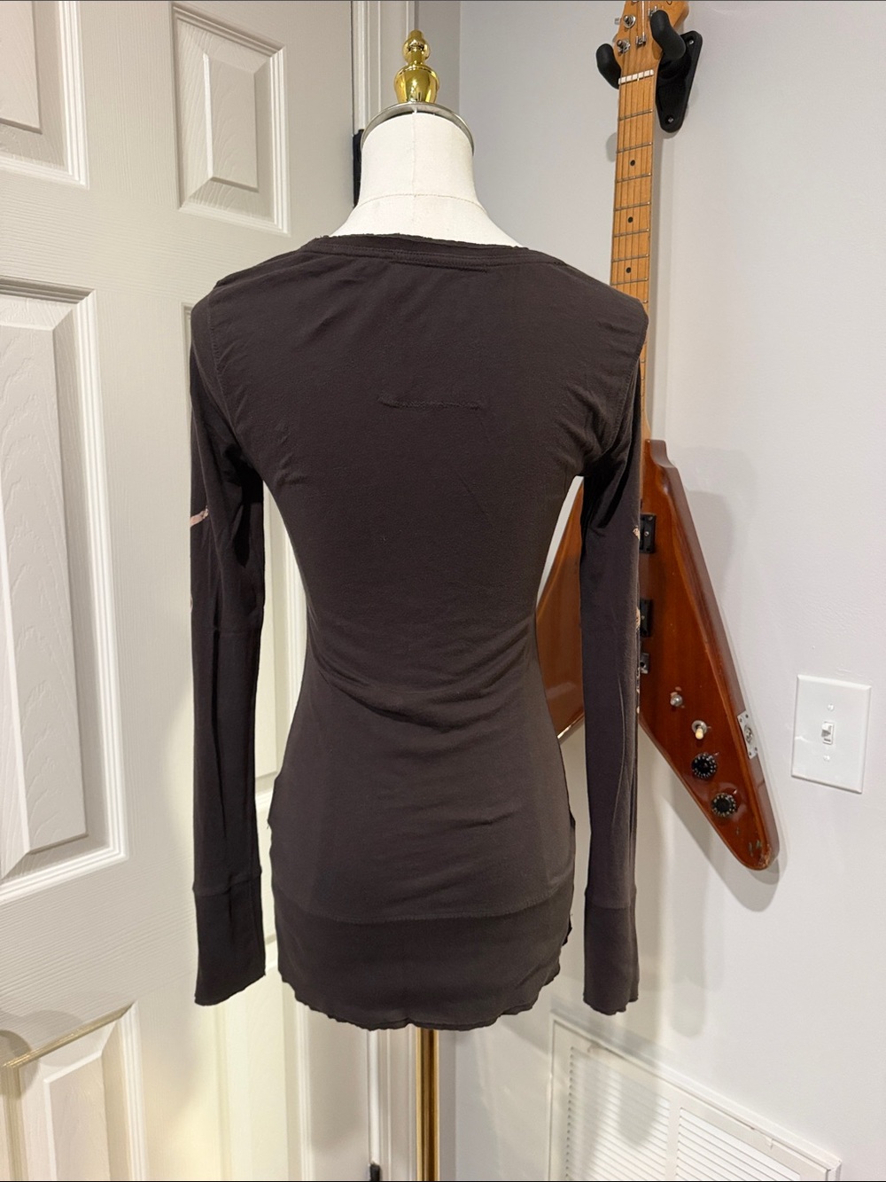Vintage Guess Jeans Y2K Rhinestone Logo Brown Long Sleeve Top Graphic Tee XS - Picture 4 of 9